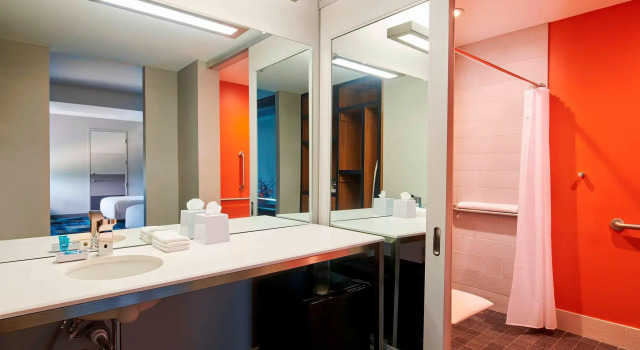 Четырёхместный номер Standard Aloft by Marriott Cleveland Airport