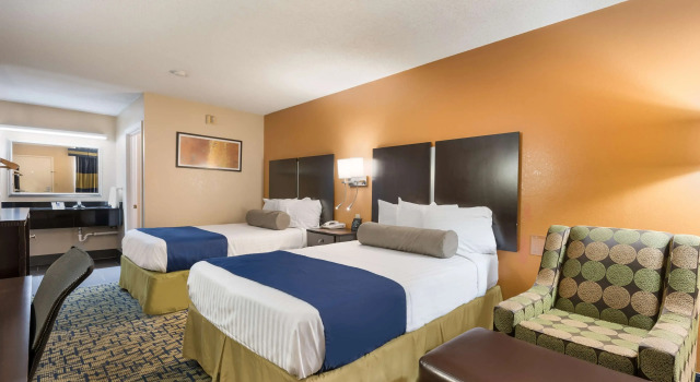 Четырёхместный номер Standard SureStay Hotel by Best Western Meridian