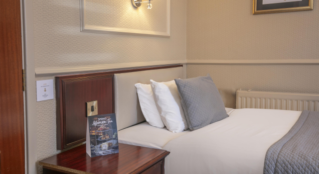 Номер Classic Birmingham North Moor Hall Hotel