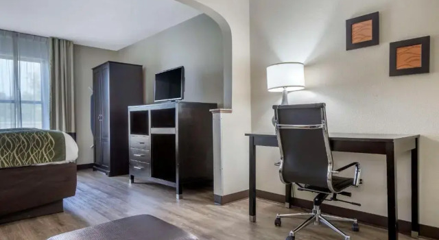 Люкс Comfort Inn near Downtown & Blue Ridge PKWY