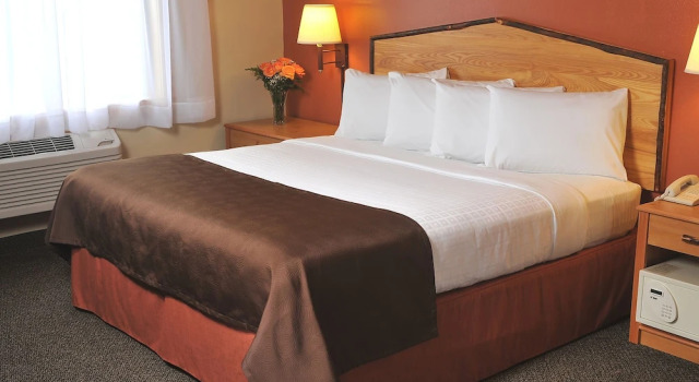 Двухместный номер Deluxe AmericInn by Wyndham Oswego