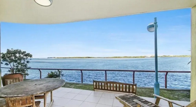 Номер Standard La Promenade Absolute Waterfront Apartments