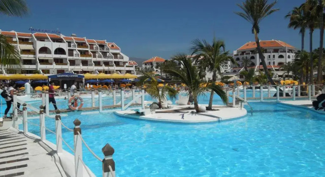 Апартаменты Two bedroom beachfront apartment No 3 with sea-view, heated pool, close to the sea