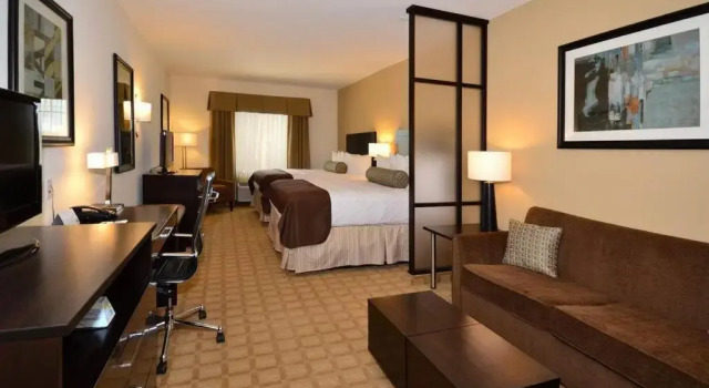 Четырёхместный номер Deluxe Best Western Plus Lytle Inn and Suites