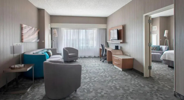 Двухместный люкс c 1 комнатой Courtyard by Marriott Newark Elizabeth