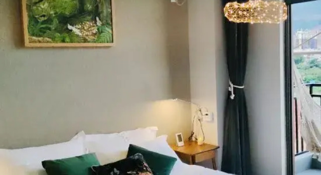 Двухместный люкс с балконом и с видом на реку Xishuangbanna Jinghong Yunzhai Homestay
