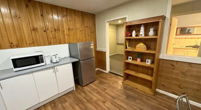 Cottage Charm with Nearby Shopping