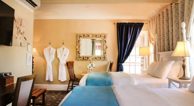 Четырёхместный номер Standard с балконом The Riverview Hotel - New Smyrna Beach