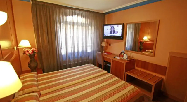 Apartamentos Turísticos Paris Centro, Забронировать Апартаменты/квартира Отели Сарагосы с парковкой, рядом с Парафия Сан-Мигель-де-лос-Наваррос, Парковка