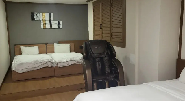 Трёхместный семейный номер Standard BOLTON Hotel