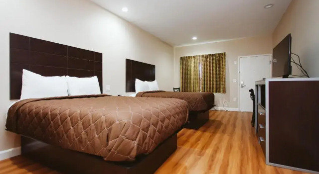 Четырёхместный номер Standard Palace Inn 290 & Jones Rd