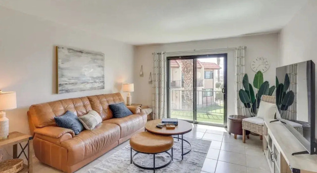 < 2 Mi to London Bridge: Chic Condo w/ Pool Access, Забронировать Апартаменты/квартира Апартаменты Лейк-Хавасу-Сити, рядом с Пляж Виндзор, Апартаменты/квартира
