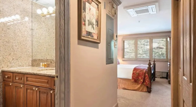 Cozy 2 Bedroom Slopeside Mountain Residence in Vail Village Just Steps From Gondola 1, Забронировать Отель Отели Вейл с завтраком, Завтраки