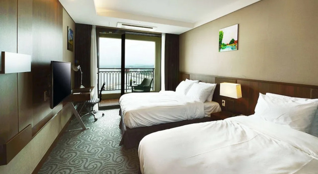 Номер Standard с балконом Ramada by Wyndham Gangwon Sokcho