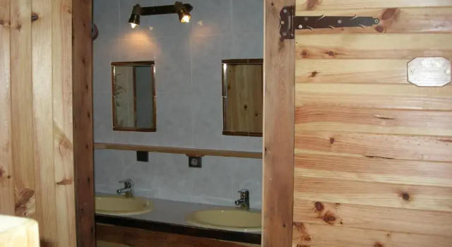 Кровать в общем номере Auberge La Cleida