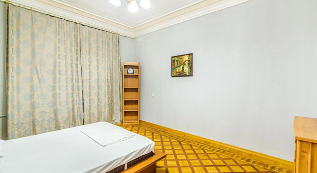 M Estate. Targovu. Nizami Street 4 room. (021).