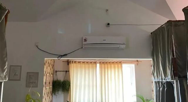 Кровать в общем номере Dragonfly Goa