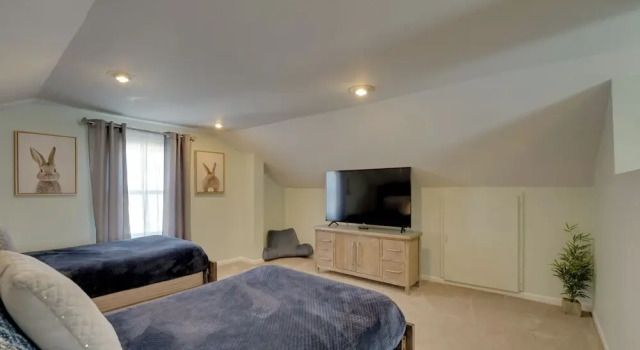 5 Mi to Downtown: Royal Oak Bungalow!, Забронировать Отель Отели Ройал-Оук 3 звезды, 3*