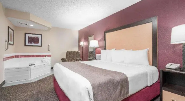 Люкс Superior AmericInn by Wyndham Detroit Lakes