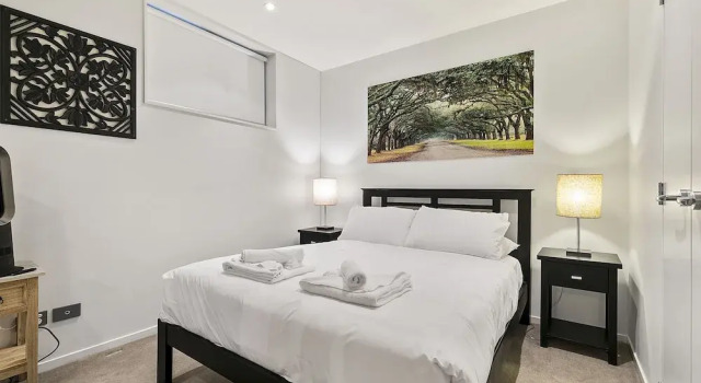 Chic 2BR Pool & Gym - Steps to Ponsonby