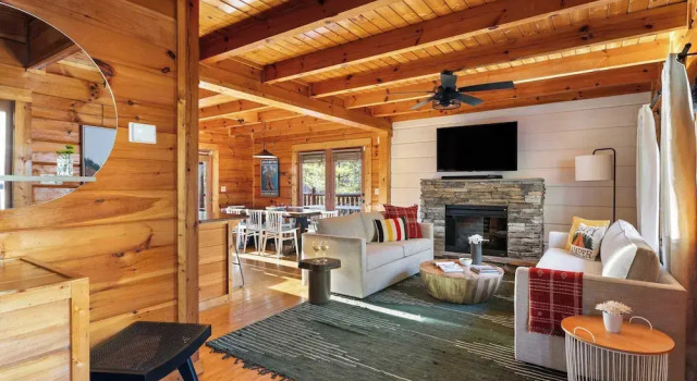 Riverbend by Avantstay Redesigned, Hot Tub, Firepit, Billiards Pigeon Forge