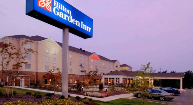 Кровать в общем номере Hilton Garden Inn Huntsville/Space Center