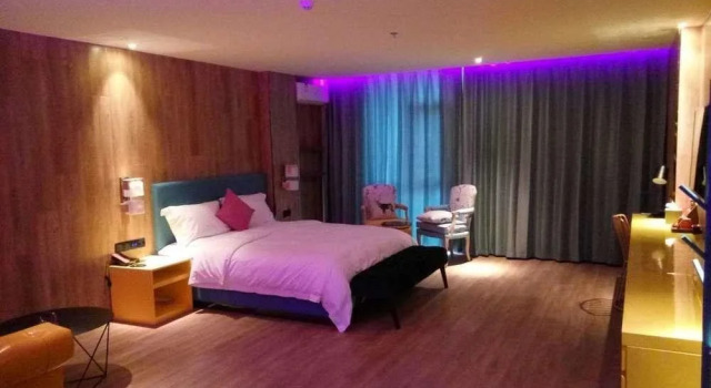 Yantai 90's Light Luxury Hotel