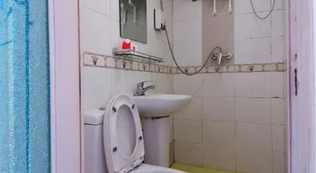 Кровать в общем номере (мужской номер) Jingkanglong Hotel (West Gate of Communication University of China)