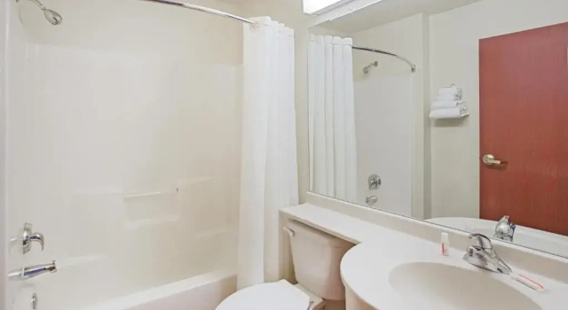 Четырёхместный номер Standard Microtel Inn & Suites by Wyndham Holland