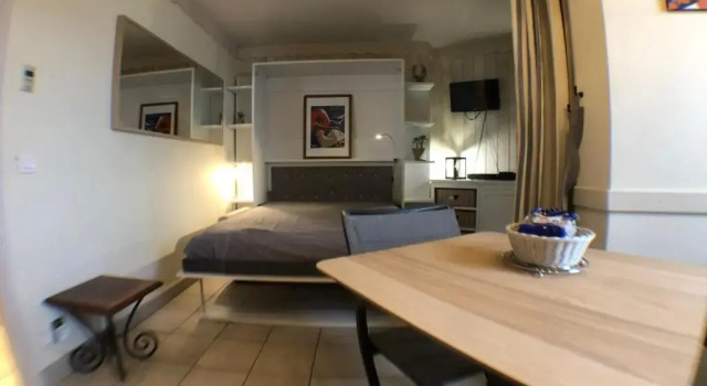 Situation exceptionnelle pour ce cosy studio avec terrasse SUR LAC, dans résidence avec PLAGE et ponton PRIVEE