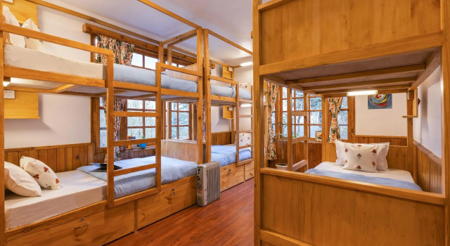 Кровать в общем номере Zen Manali by Keekoo Stays