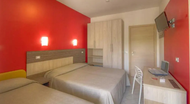 Четырёхместный номер Standard с балконом и с частичным видом на море Hotel Sydney