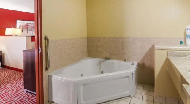 Люкс с видом на воду Holiday Inn Express Hotel & Suites Vinita by IHG