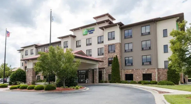 Кровать в общем номере Holiday Inn Express & Suites Lexington North West-The Vineyard by IHG