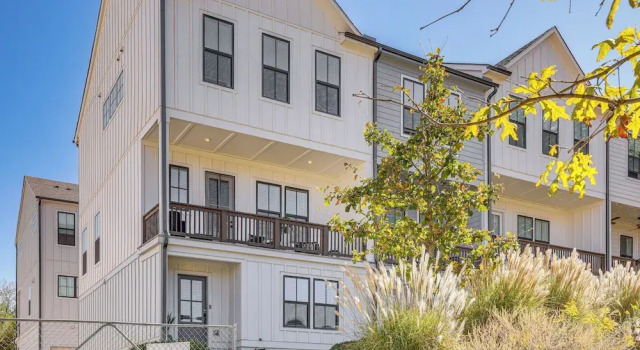 5 Mi to Intl Soccer Play: ATL Townhome w/ Balcony, Buchen Sie Ferienwohnung Atlanta Georgia, in der Nähe von Rick's House