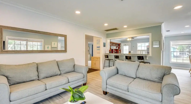 Relax on the Grand River! Bright Waterfront Home, Book Feriehus Villaer i Florida, Villa