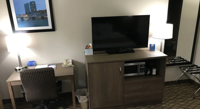 Двухместный люкс Economy Baymont by Wyndham Grand Rapids Airport