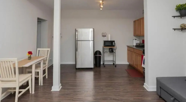 Апартаменты 1-bedroom Luxe Oasis in the heart of Hyde Park, Perfect for healthcare workers!