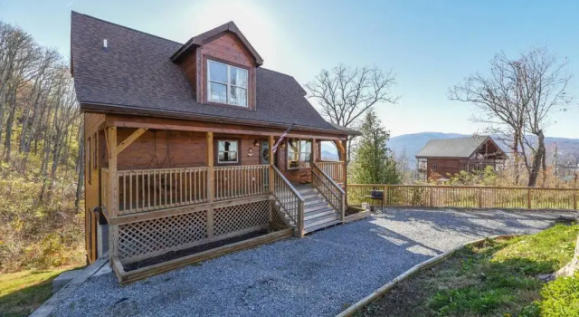 Коттедж Walnut Ridge Cabin. Sleeps 7-11! Hot tub, pool table, minutes to downtown Gatlinburg!