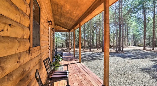 Коттедж 'the Breeze' - Broken Bow Cabin w/ Hot Tub & Deck!