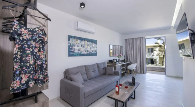 Люкс Deluxe с балконом и с видом на город xSuites - Adults Only Boutique Suites with Private Jacuzzi