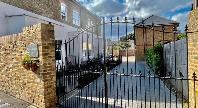 PRIVATE GATED BRAND NEW, FULLY RENOVATED HOUSE 3 BEDS SLEEPS FIVE Free PARKING, 予約 ホテル West Byfleet Surrey