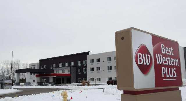 Кровать в общем номере Best Western Plus Wayland Hotel