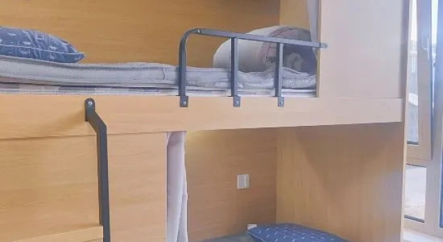 Женская капсула Yashe Hostel