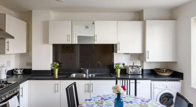 Коттедж Superb 3-bed House With Parking Garden in London