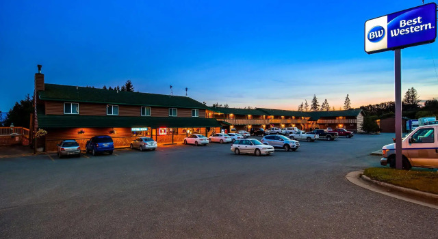 Кровать в общем номере Best Western Bidarka Inn