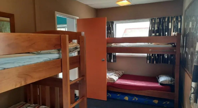 Кровать в общем номере Mountain House