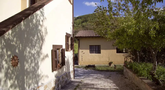 Domus Laetitiae Santa Croce, Book Hotel Hoteller i Gualdo Tadino med morgenmad, Morgenmad