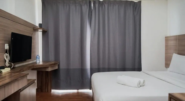 Comfort And High Floor Studio Room At Casa De Parco Apartment, Book Apartment Hotels in South Tangerang with a Pool, Swimming Pool