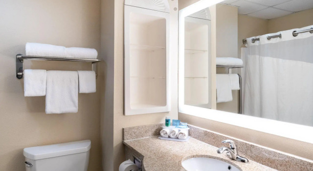 Двухместный люкс Holiday Inn Express Hotel & Suites Ashland by IHG